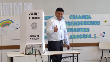 Notícia - Candidato Jorge Godinho vota no Colégio São Bento