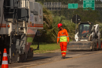 Notícia - Reparos em pavimentos interditam faixas entre Passo de Torres e Paulo Lopes
