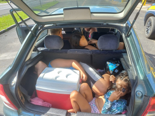 Notícia - Motorista é flagrado com crianças no porta-malas na BR-101