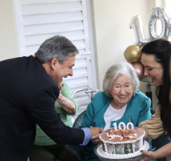 Notícia - Nonna Niza recebe visita e homenagem do prefeito de Criciúma