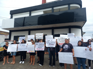 Notícia - [Fotos e vídeos] Manifestação pede justiça por Thamily em Criciúma
