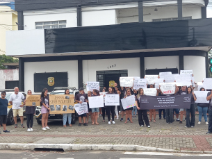 Notícia - [Fotos e vídeos] Manifestação pede justiça por Thamily em Criciúma