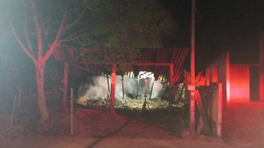 Notícia - Morador sofre queimaduras e tem casa destruída por incêndio em Ermo
