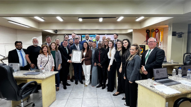 Notícia - Câmara homenageia médico por cirurgias gratuitas a idosos carentes em Criciúma