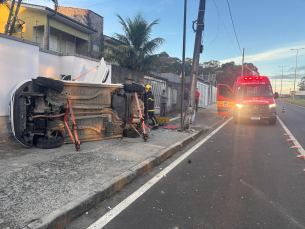Notícia - Carro sai da pista, colide em poste, capota e condutora é hospitalizada