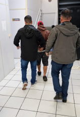Notícia - Casal é preso por incendiar residência e matar homem em Criciúma