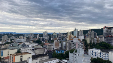 Notícia - [Áudio] Tempo nublado e chuva fraca marcam esta terça-feira
