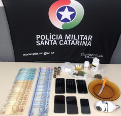 Notícia - Dupla é presa por tráfico de drogas em Siderópolis 