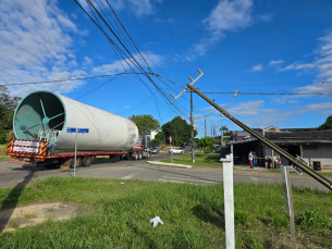 Notícia - Caminhão atinge rede e deixa 300 casas sem energia em Criciúma