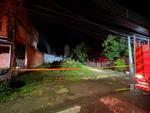 Notícia - Bombeiros controlam incêndio em residência abandonada emTubarão