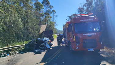 Notícia - Grave acidente com caminhão deixa um morto e um gravemente ferido na SC-446