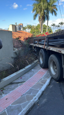 Notícia - Caminhão atinge muro de casa em Criciúma
