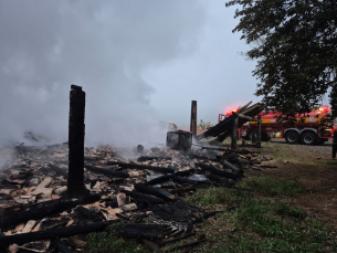Notícia - Depósito agrícola é destruído por incêndio em Nova Veneza