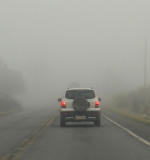 Notícia - [Vídeo] Imagens mostram cerração densa e falta de visibilidade em rodovias da região de Criciúma
