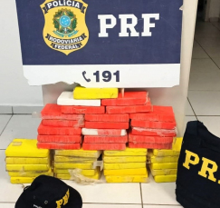 Notícia - [Vídeo] Furgão carregado com mais de 40 quilos de cocaína é interceptada pela PRF em Tubarão