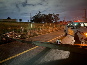 Notícia - Acidente deixa poste caído e causa interdição de rua  em Criciúma