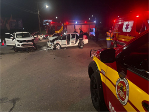 Notícia - Carros colidem e deixam duas pessoas feridas em Içara