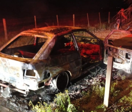 Notícia - Carro é furtado e incendiado por criminoso