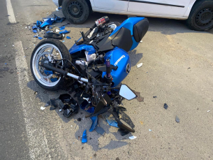 Notícia - Acidente entre carro e moto deixa homem ferido em Içara
