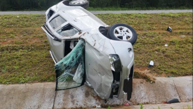 Notícia - Motorista sai ilesa de grave acidente na Via Rápida 