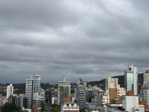 Notícia - [Áudio] Temperaturas amenas e céu nublado nesta quinta-feira em Criciúma