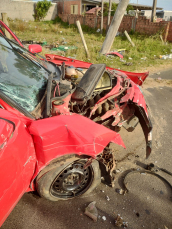 Notícia - Homem fica ferido após carro bater em poste em Passo de Torres