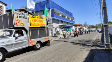 Notícia - Trabalhadores da Canguru protestam por dívida de 20 anos