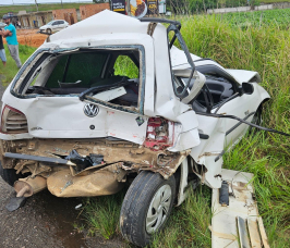 Notícia - Acidente envolvendo dois carros e um caminhão deixa motorista ferida 