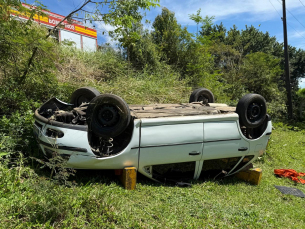 Notícia - Capotamento deixa motorista preso no veículo em Criciúma