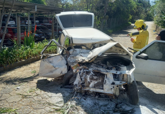 Notícia - Motorista é hospitalizado após colisão contra caminhão em Içara