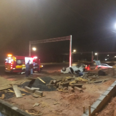 Notícia - Carro capota na madrugada deste domingo em Içara
