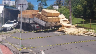 Notícia - Trânsito é interrompido após tombamento de caminhão em Criciúma