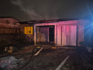 Notícia - Fogo destrói residência em Araranguá 