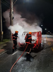 Notícia - Van é totalmente destruída por incêndio em Nova Veneza