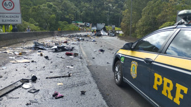 Notícia - BR-376 é liberada após acidente entre três veículos