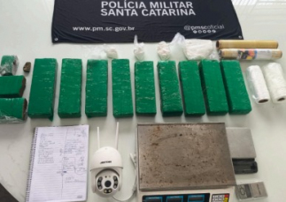 Notícia - Drogas e materiais de tráfico são apreendidos após perseguição em Criciúma