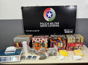 Notícia - PM encontra ponto com 47 kg de drogas e prende jovem casal em Criciúma