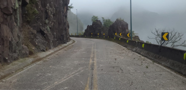 Notícia - Serra do Rio do Rastro tem trânsito liberado após remoção de rocha 