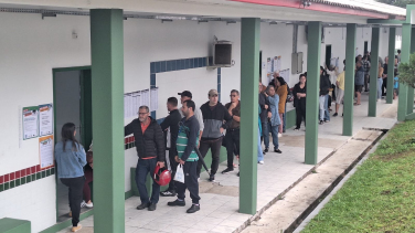 Notícia - Primeiro turno começa com filas e tranquilidade nos locais de votação da região