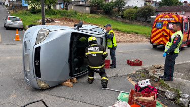 Notícia - Carro capota após colisão e vítima é retirada pelo para-brisa em Lauro Müller 
