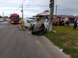 Notícia - Colisão com capotamento entre veículos deixa dois motoristas feridos em Jaguaruna