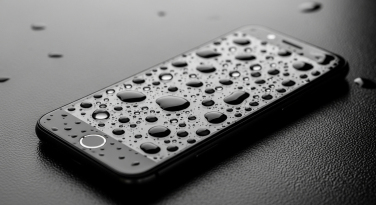 Notícia - Pouca gente sabe: celular à prova d’água perde proteção com o tempo 