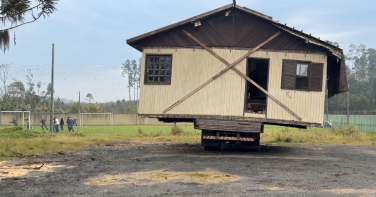 Notícia - Casa sobre caminhão ainda não foi retirada, mas Defesa Civil prevê desmonte