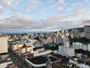 Notícia - [Áudio] Semana abre com frio ameno e céu nublado na região