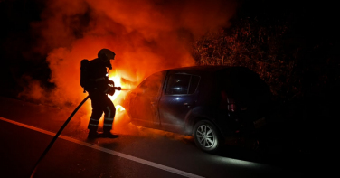 Notícia - Carro é destruído por incêndio no anel viário em Criciúma