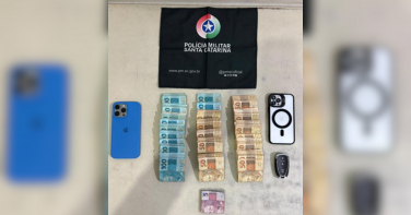 Notícia - Homem é preso com mais de R$ 22 mil escondidos na roupa íntima em Araranguá