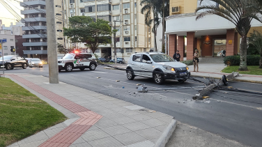 Notícia - Acidente derruba poste e bloqueia trânsito no bairro Comerciário em Criciúma