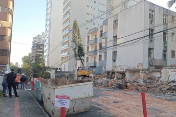 Notícia - Para dar lugar a imóvel de alto padrão, prédio de 1970 começa a ser demolido em Criciúma