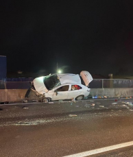 Notícia - [Vídeo] Capotamento deixa um ferido na BR-101, em Sangão