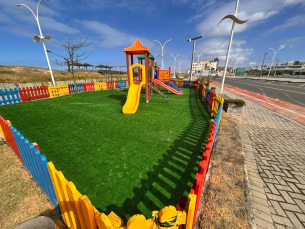 Notícia - Parques infantis recebem grama sintética no calçadão do Balneário Rincão 